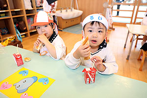 入園3日目の給食の様子です　こあら・うさぎ・きりん・りす