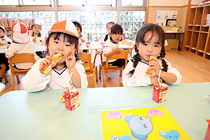 入園3日目の給食の様子です　こあら・うさぎ・きりん・りす