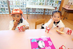 入園3日目の給食の様子です　こあら・うさぎ・きりん・りす