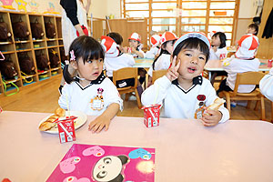 入園3日目の給食の様子です　こあら・うさぎ・きりん・りす