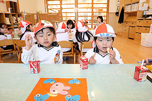 入園3日目の給食の様子です　こあら・うさぎ・きりん・りす