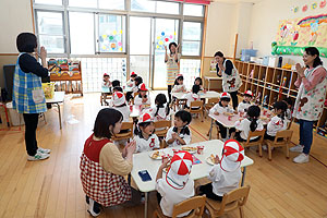 入園3日目の給食の様子です　こあら・うさぎ・きりん・りす