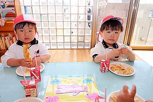 入園3日目の給食の様子です　こあら・うさぎ・きりん・りす