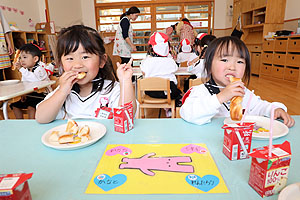 入園3日目の給食の様子です　こあら・うさぎ・きりん・りす