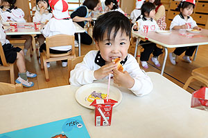 入園3日目の給食の様子です　こあら・うさぎ・きりん・りす