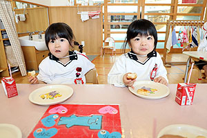 入園3日目の給食の様子です　こあら・うさぎ・きりん・りす