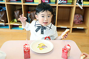 入園3日目の給食の様子です　こあら・うさぎ・きりん・りす