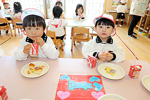 入園3日目の給食の様子です　こあら・うさぎ・きりん・りす