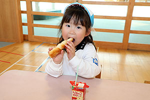 入園3日目の給食の様子です　こあら・うさぎ・きりん・りす