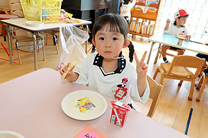 入園3日目の給食の様子です　こあら・うさぎ・きりん・りす