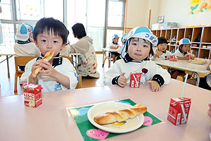 入園3日目の給食の様子です　こあら・うさぎ・きりん・りす