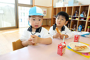 入園3日目の給食の様子です　こあら・うさぎ・きりん・りす