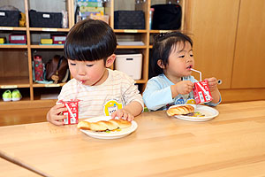 入園3日目の様子とお給食の様子です　ひよこ・あひる組