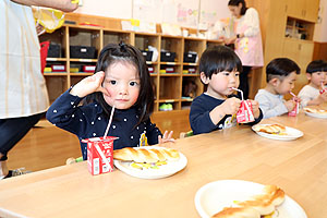 入園3日目の様子とお給食の様子です　ひよこ・あひる組