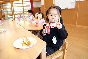 入園3日目の様子とお給食の様子です　ひよこ・あひる組