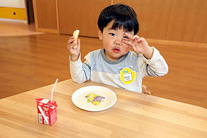 入園3日目の様子とお給食の様子です　ひよこ・あひる組