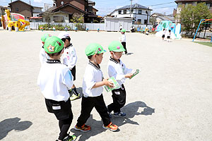 図鑑を持って園庭探検！　B