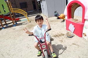 園庭で思いっきり遊びました！　ばら・すみれ・たんぽぽ・さくら