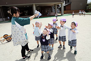 園庭で思いっきり遊びました！　ばら・すみれ・たんぽぽ・さくら