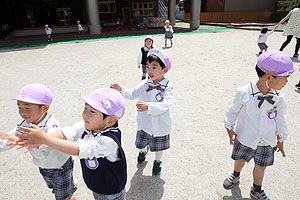 園庭で思いっきり遊びました！　ばら・すみれ・たんぽぽ・さくら