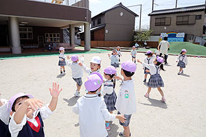 園庭で思いっきり遊びました！　ばら・すみれ・たんぽぽ・さくら