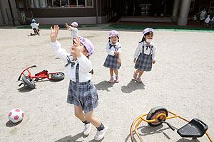 園庭で思いっきり遊びました！　ばら・すみれ・たんぽぽ・さくら