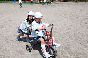 園庭で思いっきり遊びました！　ばら・すみれ・たんぽぽ・さくら