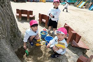 園庭で思いっきり遊びました！　ばら・すみれ・たんぽぽ・さくら