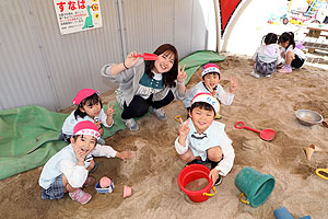 園庭で思いっきり遊びました！　ばら・すみれ・たんぽぽ・さくら