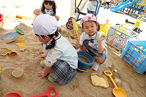 園庭で思いっきり遊びました！　ばら・すみれ・たんぽぽ・さくら