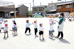 園庭で思いっきり遊びました！　ばら・すみれ・たんぽぽ・さくら