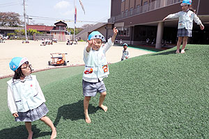 園庭で思いっきり遊びました！　ばら・すみれ・たんぽぽ・さくら