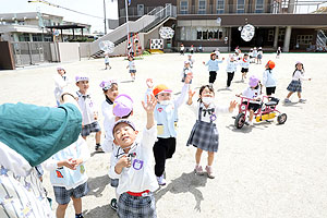 園庭で思いっきり遊びました！　ばら・すみれ・たんぽぽ・さくら