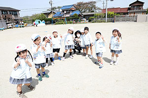 園庭で思いっきり遊びました！　ばら・すみれ・たんぽぽ・さくら