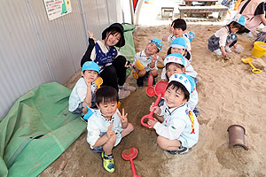 園庭で思いっきり遊びました！　ばら・すみれ・たんぽぽ・さくら