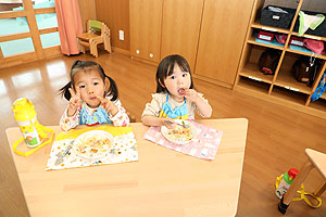 お給食の様子です　ひよこ・あひる