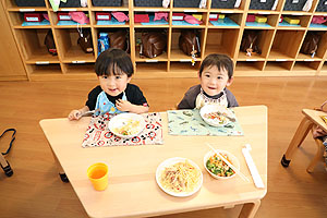 お給食の様子です　ひよこ・あひる