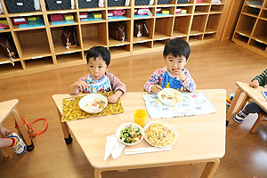 お給食の様子です　ひよこ・あひる