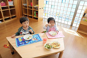 お給食の様子です　ひよこ・あひる