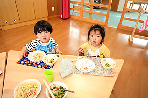 お給食の様子です　ひよこ・あひる