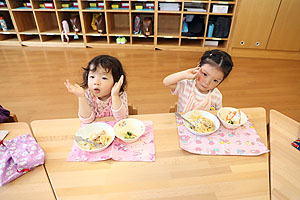 お給食の様子です　ひよこ・あひる