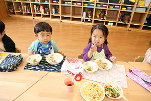 お給食の様子です　ひよこ・あひる