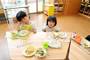 お給食の様子です　ひよこ・あひる