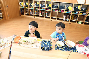 お給食の様子です　ひよこ・あひる