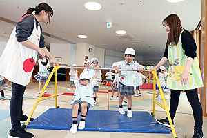 フラフープと鉄棒　たんぽぽ