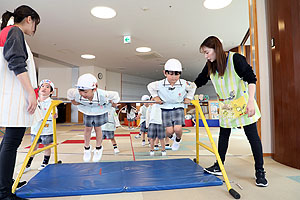 フラフープと鉄棒　たんぽぽ