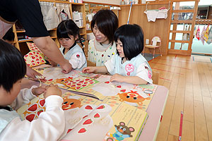 月刊絵本と築山遊びの様子　りす