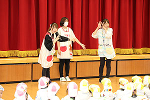 4月生まれのお誕生会　「幼稚園劇」　年少組・ひよこ・あひる組