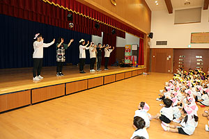 4月生まれのお誕生会　「幼稚園劇」　年少組・ひよこ・あひる組