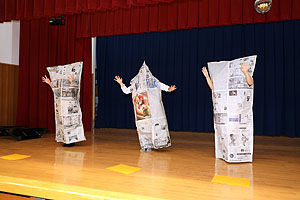 4月生まれのお誕生会　「新聞の中身はだぁれだ」　年中組